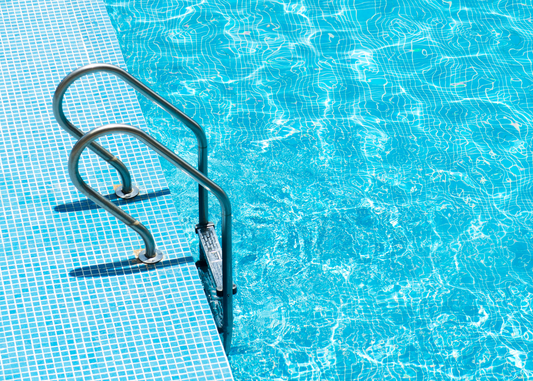 10 WAYS TO KEEP YOUR SKIN & HAIR HEALTHY WHILE IN THE POOL
