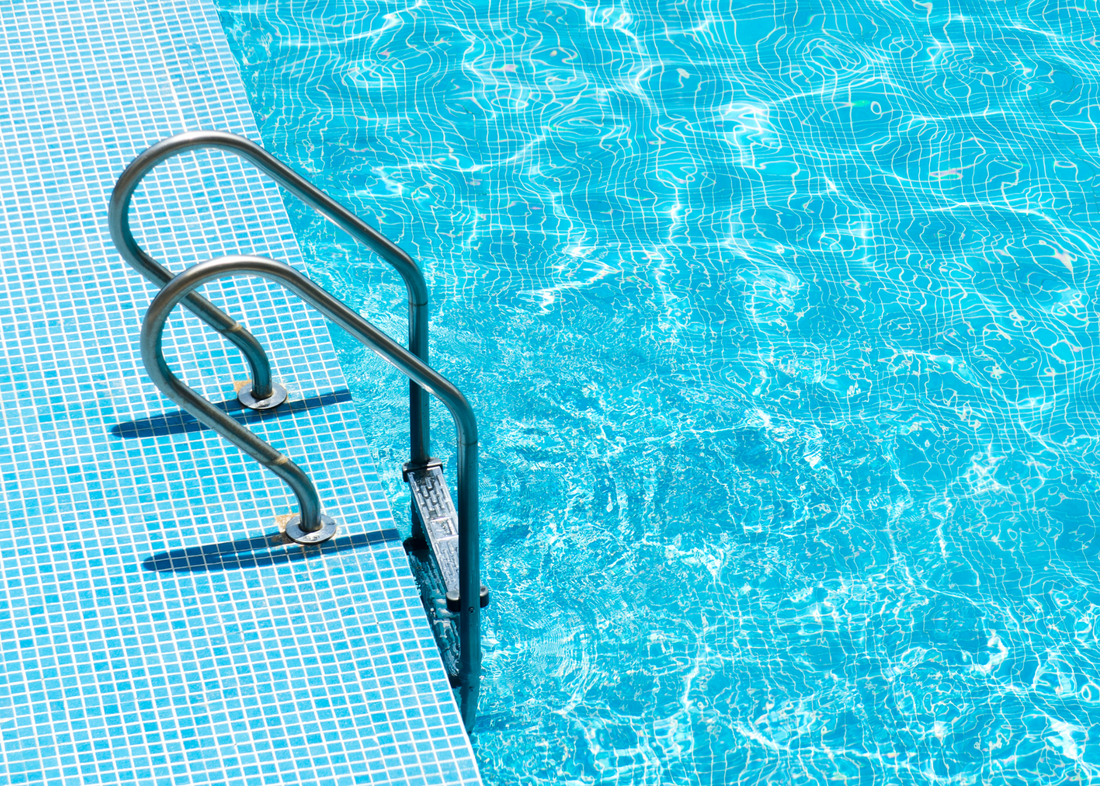 10 WAYS TO KEEP YOUR SKIN & HAIR HEALTHY WHILE IN THE POOL